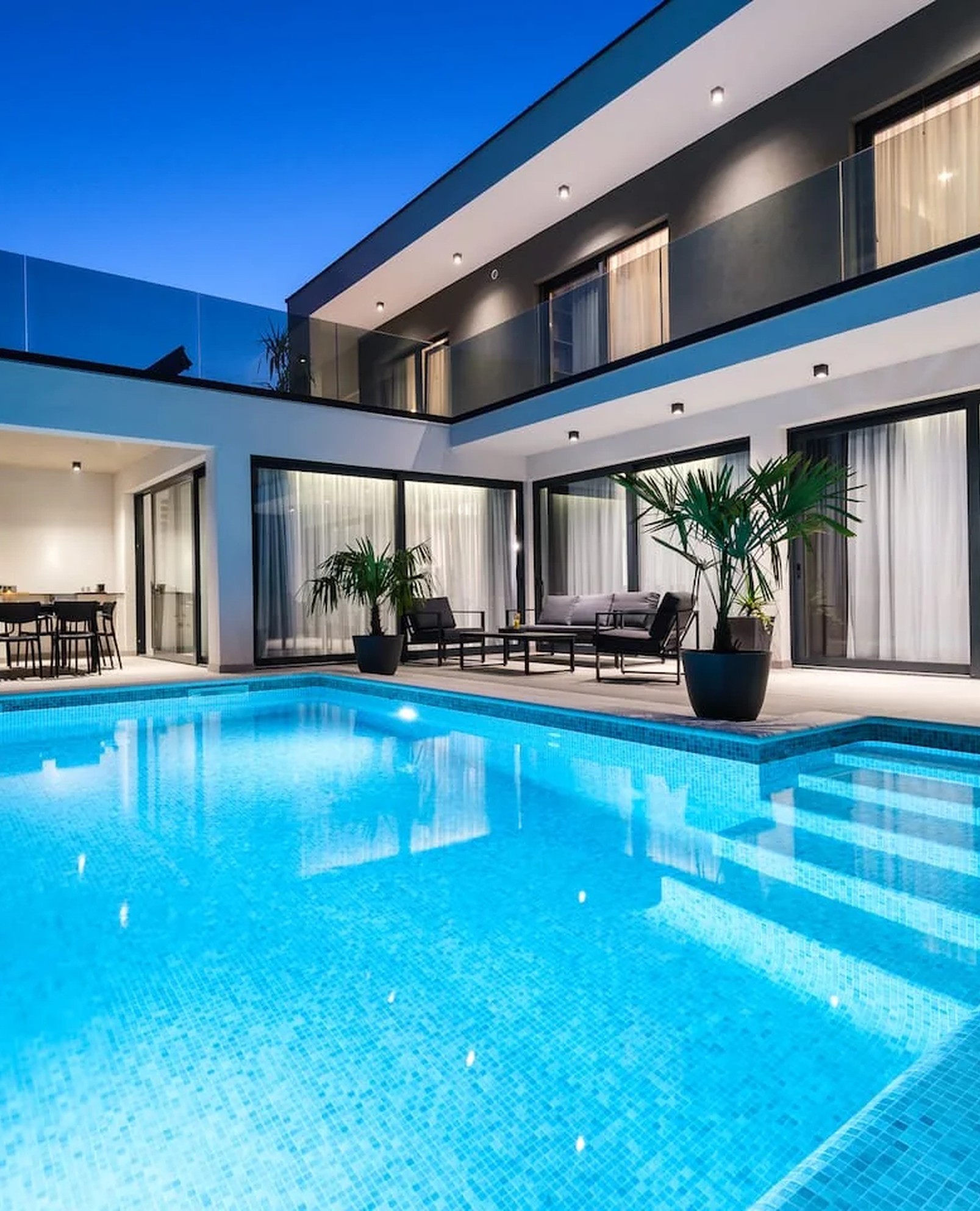 Villa Antonia: bazen i terasa u sumrak